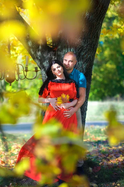 Gelukkige jonge paar wachten op de geboorte van het kind — Stockfoto