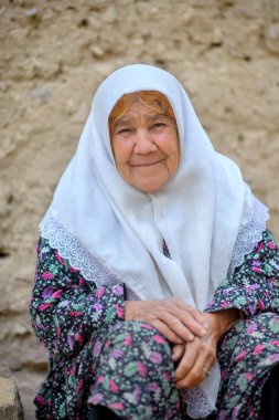 bir eşarp yaşlı kadın