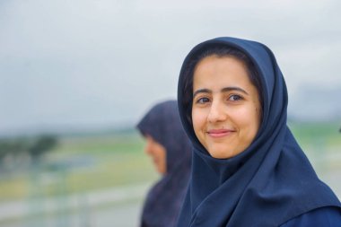 bir hijab gülümseyen kız