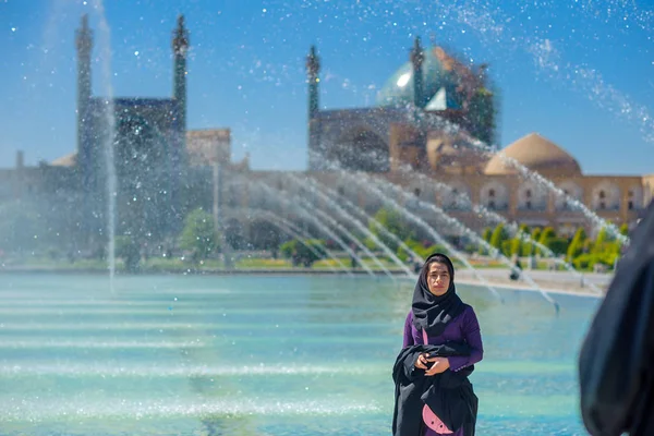 Ragazza in hijab è in piazza Imam a Isfahan — Foto Stock