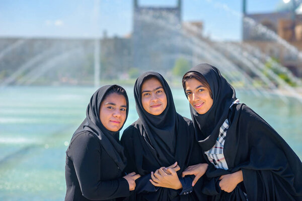 молодые мусульмане в хиджабе на площади Имама в Исфахане
