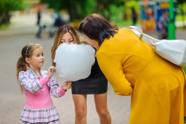 Fille avec mère et grand-mère — Photo