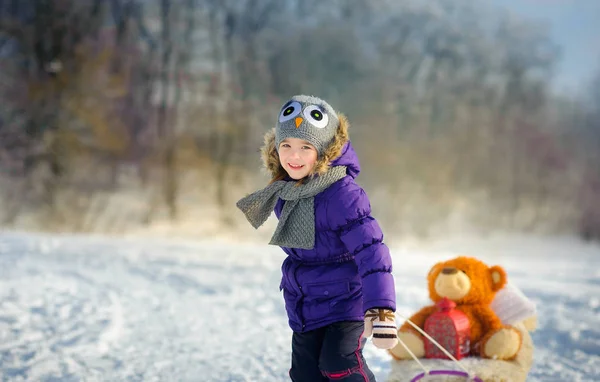 Meisje met de slee — Stockfoto