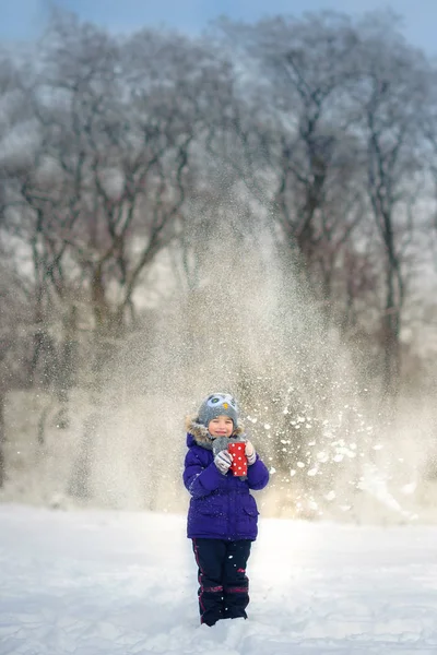 Дівчина на сніговій галявині — стокове фото