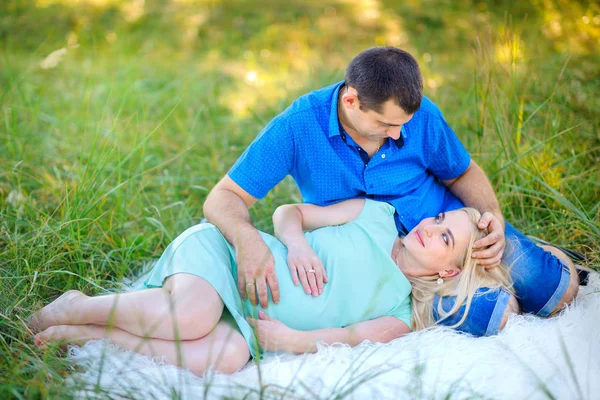 Marido com a mulher grávida andar no parque — Fotografia de Stock