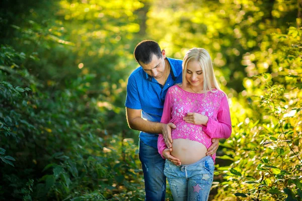 Man met de zwangere vrouw wandeling in het park — Stockfoto