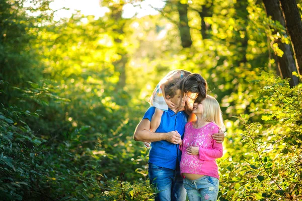 Familie wandelingen in het park — Stockfoto