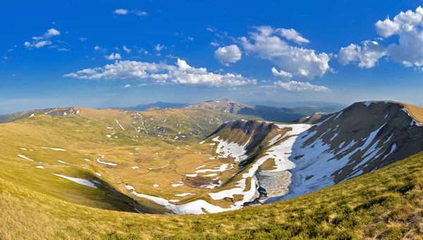 Dağ Vadisi ve sınır Gölü — Stok fotoğraf