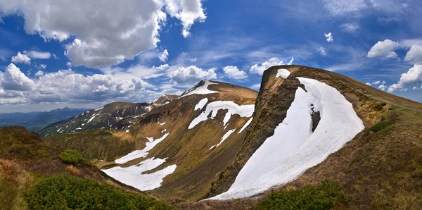 Karla kaplı dağ Vadisi — Stok fotoğraf