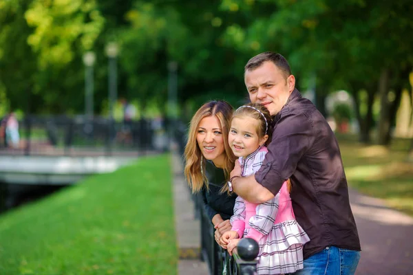 Joyeuses promenades en famille dans le parc — Photo