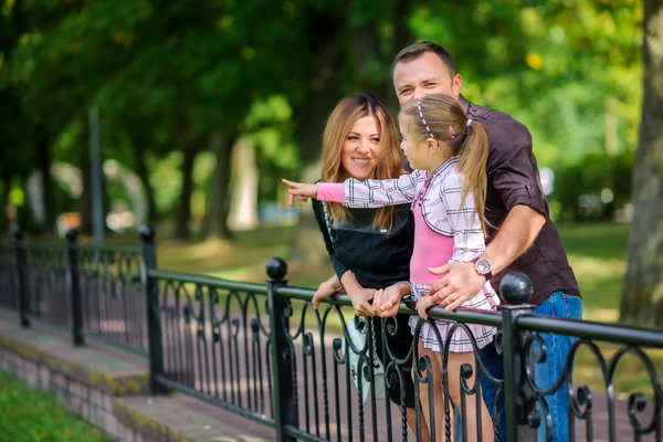 Felices caminatas familiares en el parque — Foto de Stock