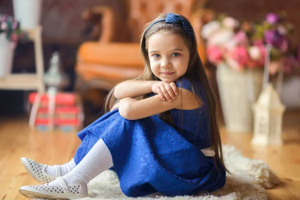 Little girl with a pensive look — Stock Photo, Image