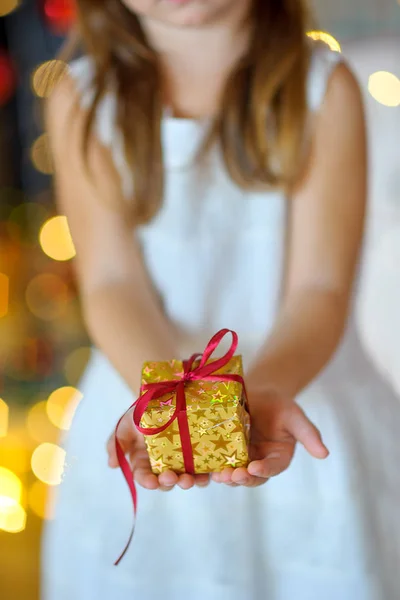 Dziewczyna z prezentami świątecznymi — Zdjęcie stockowe