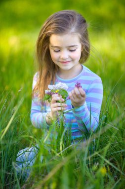 Bir buket çiçekli güzel kız