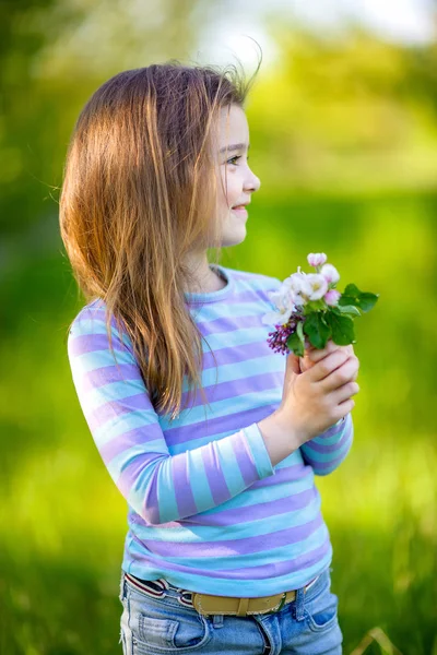 Kleines schönes Mädchen — Stockfoto