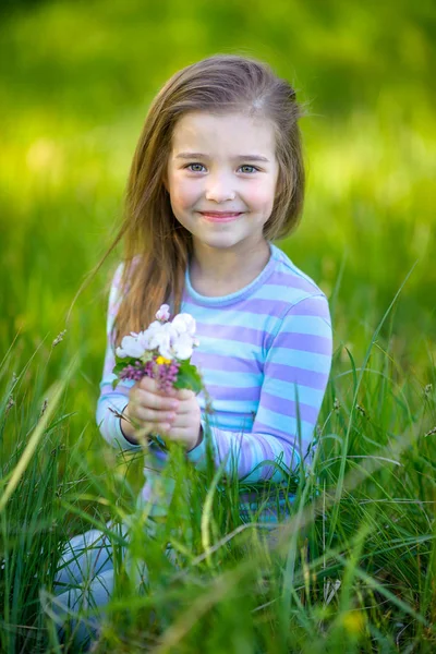 Menina bonita com um buquê de flores — Fotografia de Stock