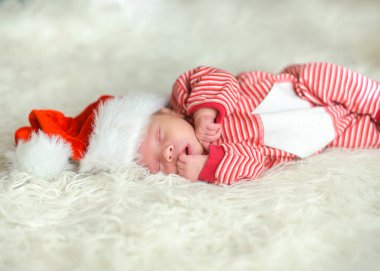 uyuyan yeni doğan bebek