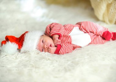 Yeni doğan bebek beyaz kürkü yatıyor