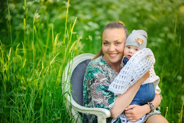 Moeder met de pasgeborene — Stockfoto