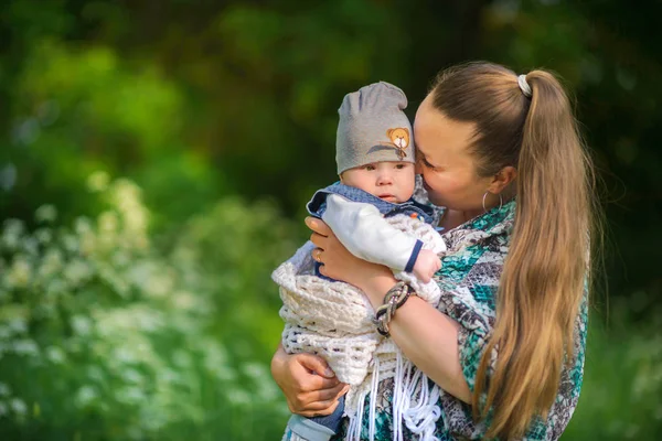 Moeder met de pasgeborene — Stockfoto