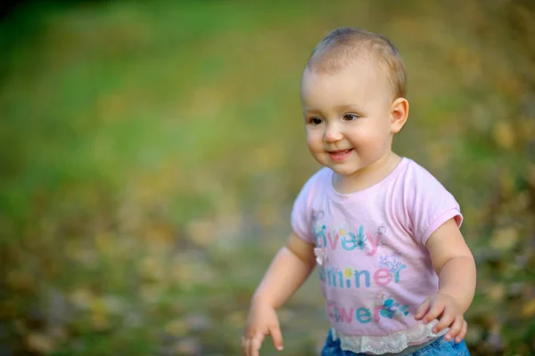 Kleines Mädchen spaziert in Park — Stockfoto