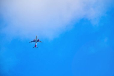 Gökyüzünde uçan bir uçak