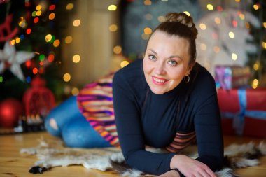 mutlu kız stüdyoda bir katta yatıyor.