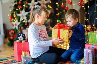 Festival stüdyosunda mutlu çocuklar.