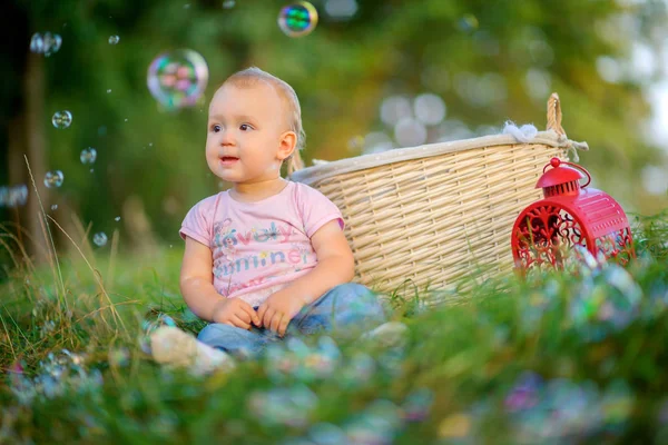 Meisje in het park aan de rivier — Stockfoto