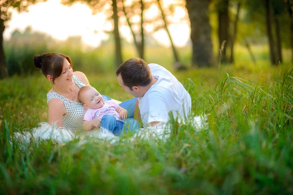 Family has a rest in the park — Stock Photo, Image