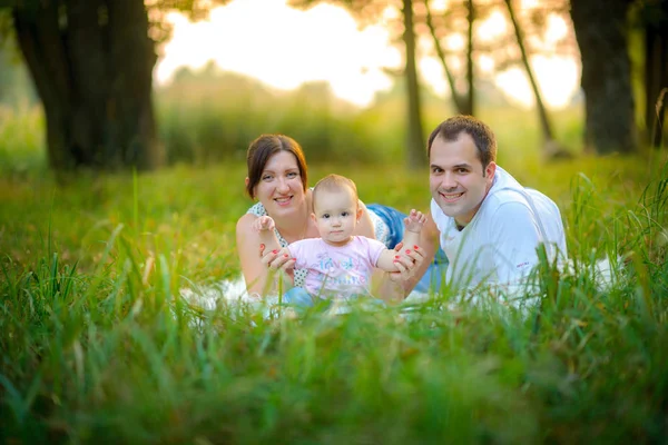 Happy family walks in the park — Stock Photo, Image