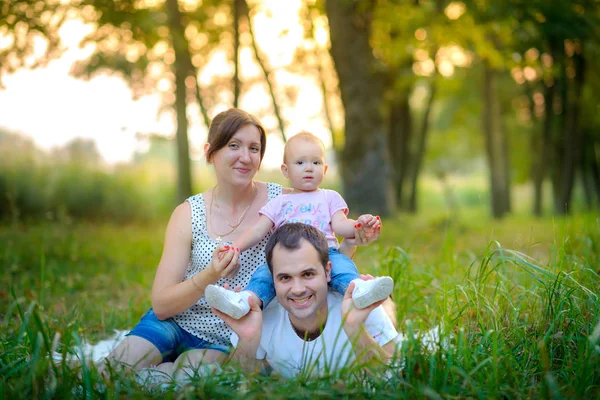 Family has a rest in the park — Stock Photo, Image