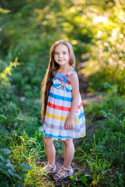 Menina bonita em um vestido ao ar livre — Fotografia de Stock