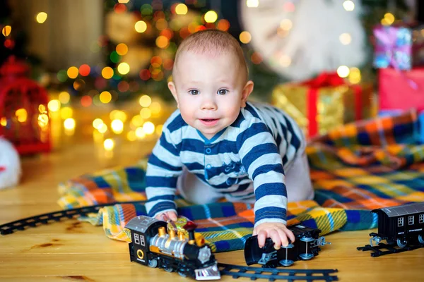 Αγόρι παίζει στο studio της Πρωτοχρονιάς — Φωτογραφία Αρχείου