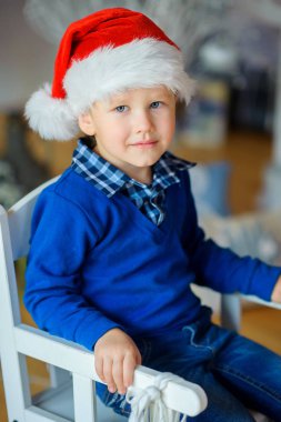 küçük çocuk şenlikli bir iç