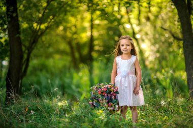 bir buket ile güzel kız