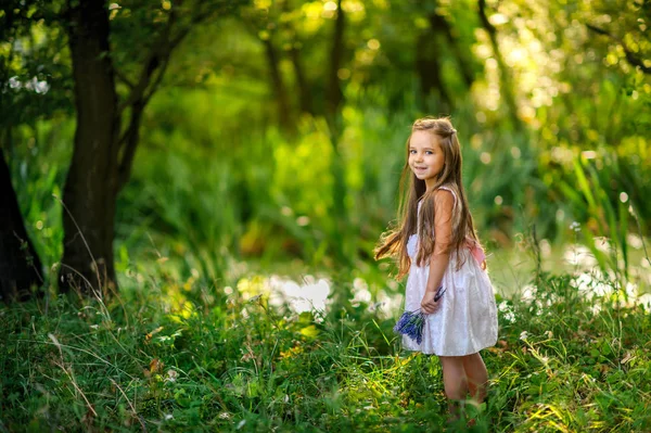 Menina bonita com um buquê — Fotografia de Stock