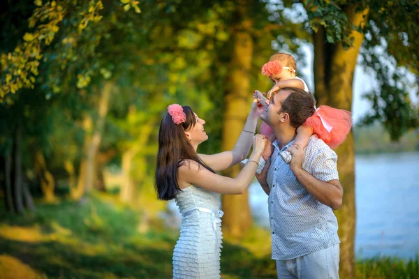 Gelukkige familie wandelingen in het park — Stockfoto