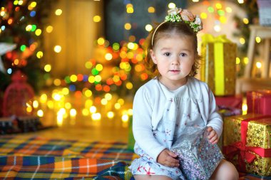 bir hediye ile küçük kız