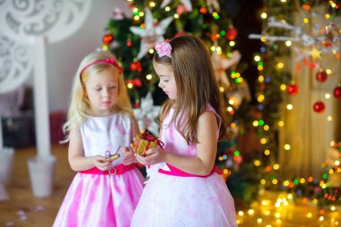 İki güzel küçük kız birbirlerine hediyeler vermek