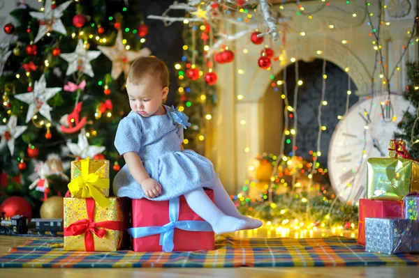 Kleines Mädchen mit Weihnachtsgeschenken — Stockfoto
