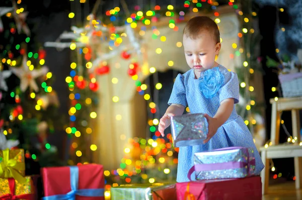 Liten flicka med julklappar — Stockfoto