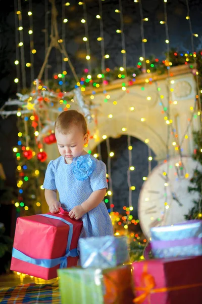 Kleines Mädchen mit Weihnachtsgeschenken — Stockfoto