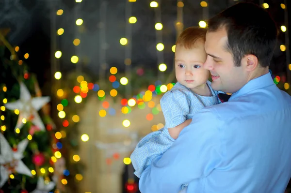 Glücklicher Vater klebt kleine Hände an die Tochter — Stockfoto