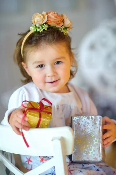 クリスマスプレゼントの女の子 — ストック写真
