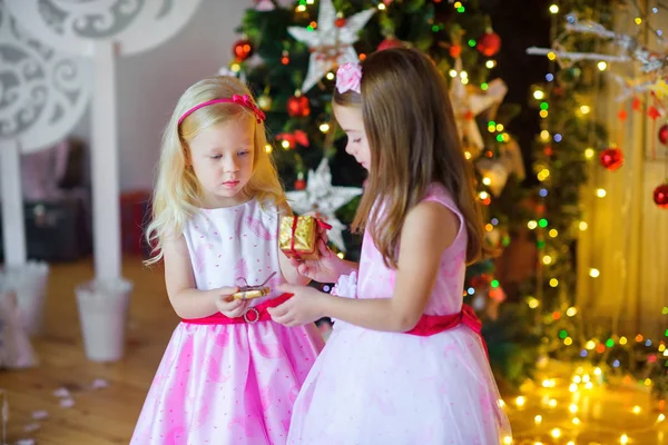 Dvě krásné holčičky dávají navzájem dárky — Stock fotografie