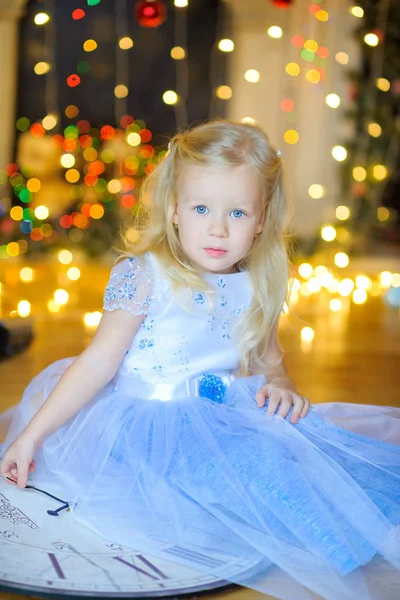 Hermosa niña en un interior festivo — Foto de Stock