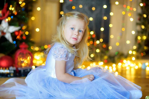 Schöne kleine Mädchen in einem festlichen Interieur — Stockfoto