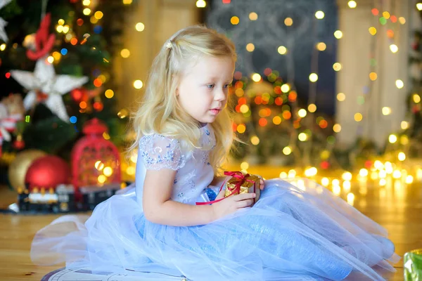 Niña con un regalo —  Fotos de Stock