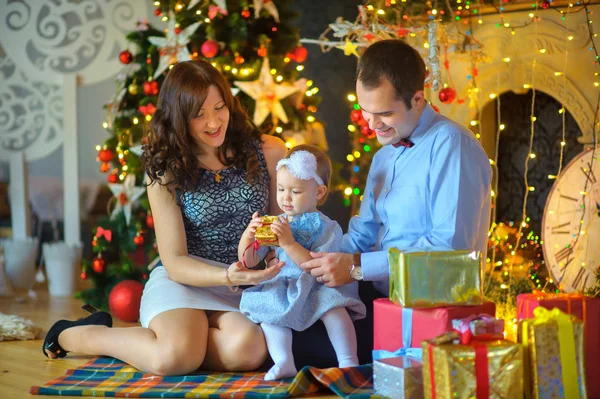 Glückliche Familie Sitzen Auf Einem Fußboden Neben Einem Tannenbaum Haben — Stockfoto